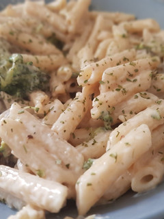 Una foto de Pasta con salsa blanca y brócoli