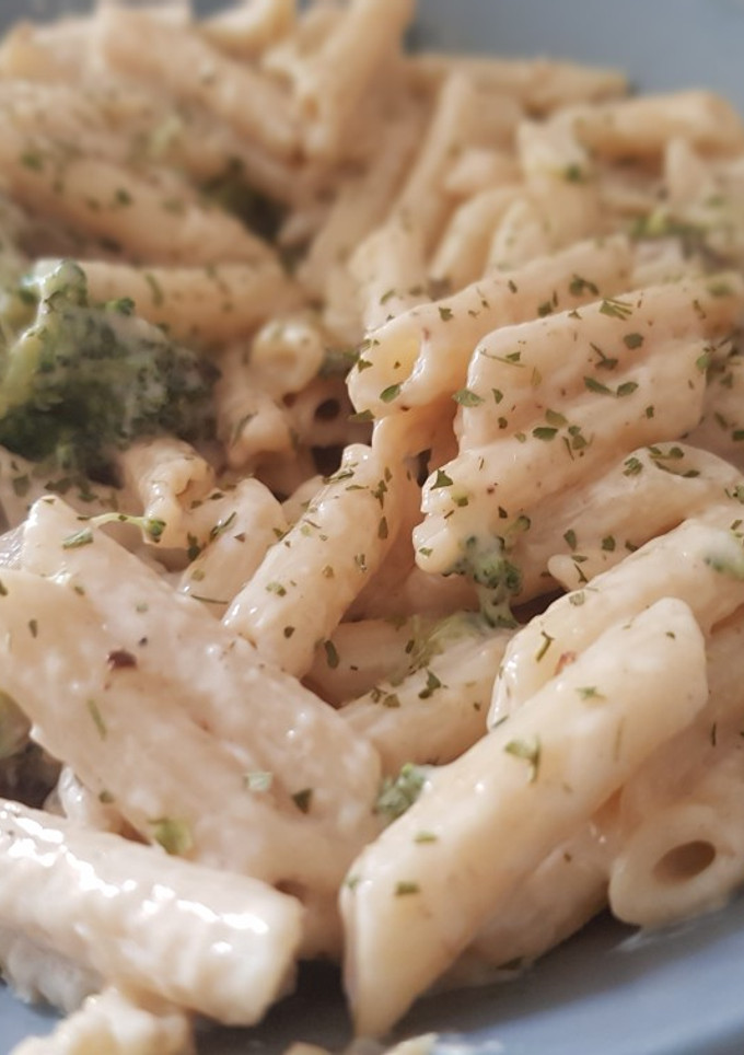 Una foto de Pasta con salsa blanca y brócoli