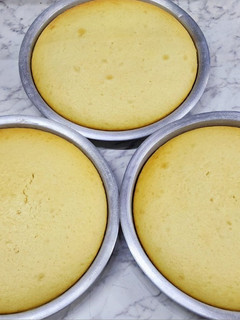 Una foto de 🍰🎂 Bizcochuelo básico con harina leudante SIN manteca, ideal torta de cumpleaños 🎂🍰 Facilísimo