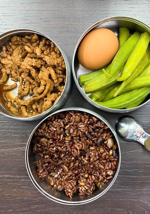 Hình của món Cơm mang đi làm: Thịt bằm kho - đậu bắp luộc - gạo lứt trộn đậu.