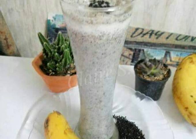 Easiest Way to Make Homemade Healthy Black Sesame and Banana Smoothies