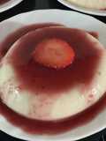 Panna cotta con salsa de frutos rojos