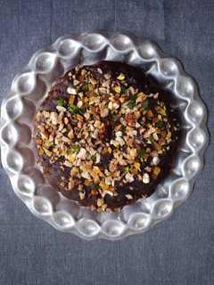 வீட் ஜகரி நட்டி கேக் (Wheat Jaggery Nutty Cake recipe in tamil) செய்முறை முக்கிய புகைப்படம்