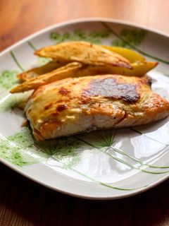 Una foto de Salmón con bechamel de puerros