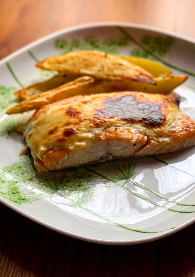 Una foto de Salmón con bechamel de puerros