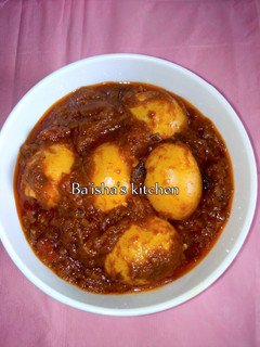 A picture of Schezwan egg masala.
