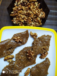 अखरोट बर्फी/ कतली (Akhrot barfi/ katli recipe in Hindi) रेसिपी मुख्य फोटो