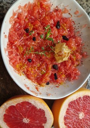 Une photo de Salade 🍈pomelo 🍋‍🟩curcuma miel🍯