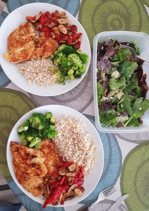 Una foto de Pechuga asada con arroz y verduras