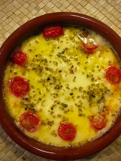 Una foto de Provolone al horno con tomate