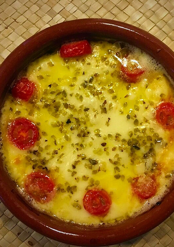 Una foto de Provolone al horno con tomate