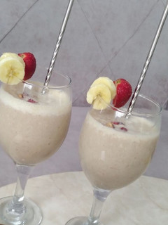 عکسی از دستور اسموتی توت فرنگی و موز Strawberry and banana smoothie🍓🍌