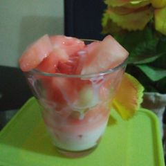 A picture of Fruit salad with yogurt.