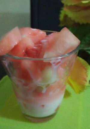 A picture of Fruit salad with yogurt.