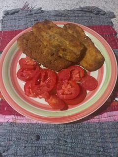 Una foto de Milanesas de berenjenas 🍆 con ensalada de tomate 🍅
