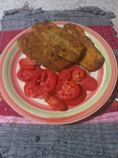 Una foto de Milanesas de berenjenas 🍆 con ensalada de tomate 🍅
