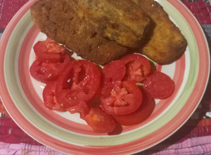 Una foto de Milanesas de berenjenas 🍆 con ensalada de tomate 🍅