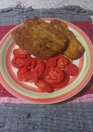 Una foto de Milanesas de berenjenas 🍆 con ensalada de tomate 🍅