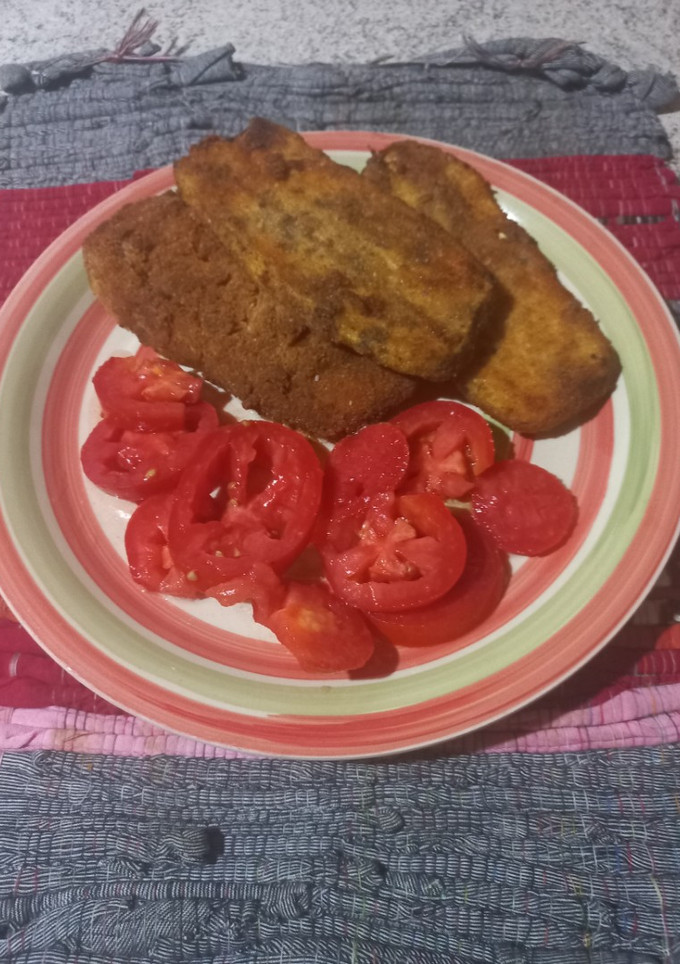 Una foto de Milanesas de berenjenas 🍆 con ensalada de tomate 🍅
