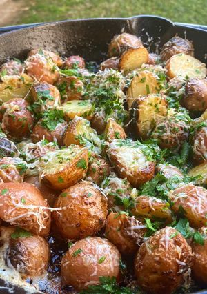 Una foto de Papas Ajo Parmesano