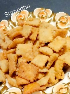 खारे शंकरपाळे (Khare Shankarpale Recipe In Marathi) रेसिपी चे मुख्य फोटो