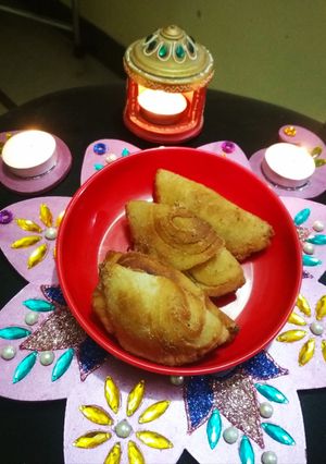 ઘુઘરા(Ghughra Recipe in Gujarati) રેસીપી મુખ્ય ફોટો