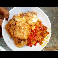 A picture of Fried yam with sauce.