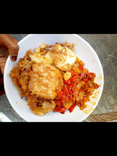 A picture of Fried yam with sauce.