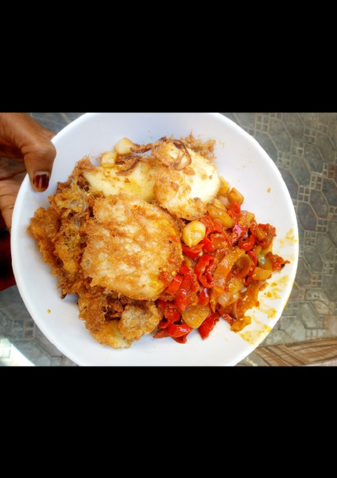 A picture of Fried yam with sauce.