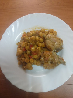 Una foto de Guiso de garbanzos con pollo