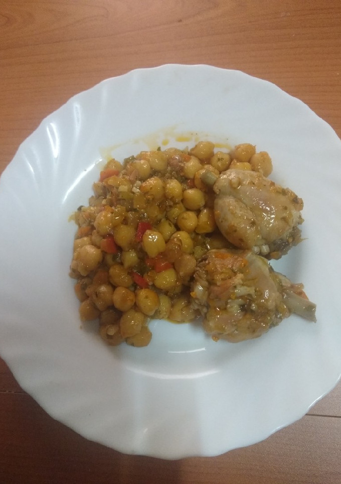 Una foto de Guiso de garbanzos con pollo