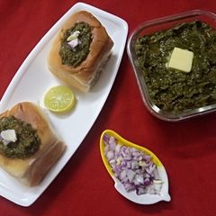 A picture of Green pav bhaji.