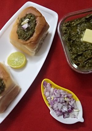 A picture of Green pav bhaji.
