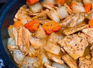 Hình của món Thăn Heo Kho Tiêu Với Cà Rốt Và Củ Cải Trắng (Dùng Gói Gia Vị Kho Có Sẵn).