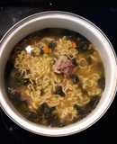 Mì nấu sườn và rau ngót