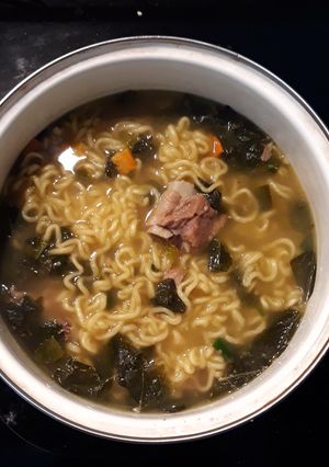 Hình của món Mì nấu sườn và rau ngót.