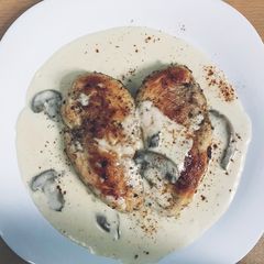 A picture of Chicken with sauce Bechamel.