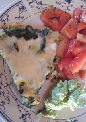 Una foto de Soufflé de acelga con atún 😃 y ensalada