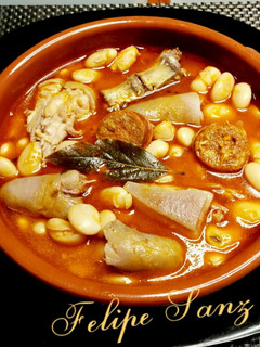 Una foto de Judías blancas con rabo de cerdo y chorizo
