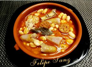 Una foto de Judías blancas con rabo de cerdo y chorizo