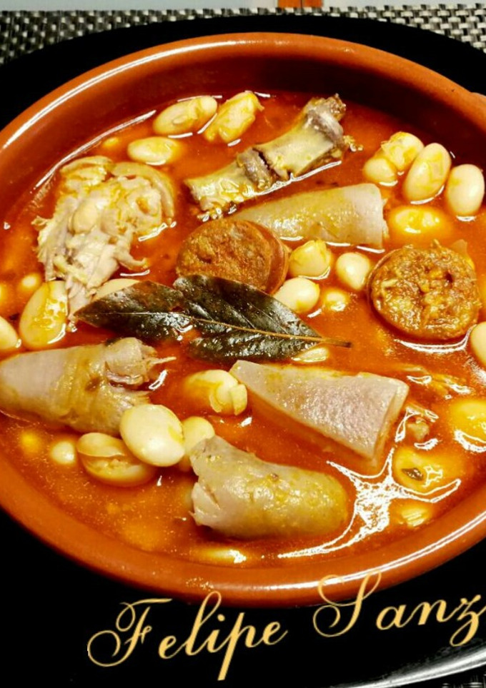 Una foto de Judías blancas con rabo de cerdo y chorizo