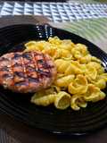 Pasta al burro y hamburguesa