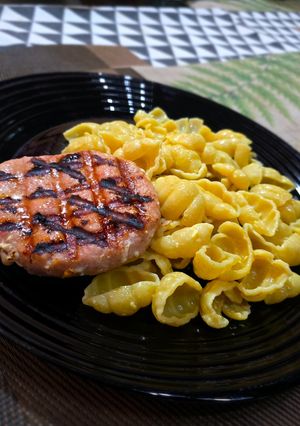 Una foto de Pasta al burro y hamburguesa