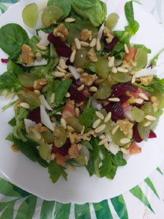 Una foto de Ensalada de canónigos con frutas🍎🥗