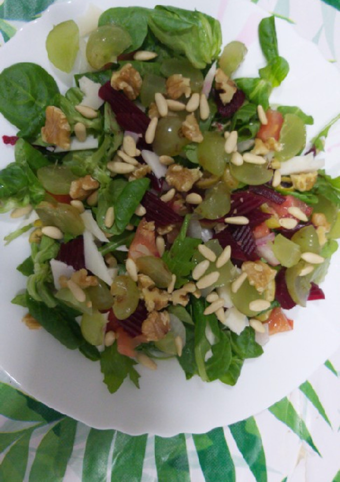 Una foto de Ensalada de canónigos con frutas🍎🥗