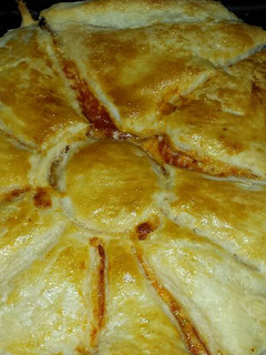 Una foto de Hojaldre con queso y tomate