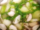 Canh nước hầm xương nấu bí xanh và nấm đùi gà