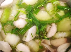 Hình của món Canh nước hầm xương nấu bí xanh và nấm đùi gà.