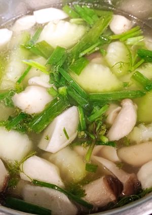 Hình của món Canh nước hầm xương nấu bí xanh và nấm đùi gà.