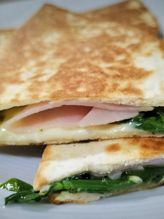 Una foto de Quesadilla de pavo, mozzarella y espinacas